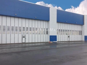 Промышленные ворота DoorHan складные с нижней направляющей серии ifg-lg с окнами и калиткой 17000x8000